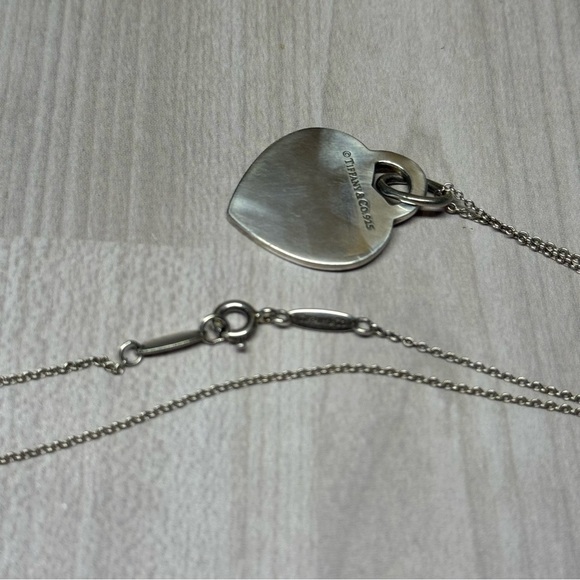 Tiffany & Co Green 9.25 S.Silver Necklace with Green Engraving Heart Pendant - Picture 3 of 5